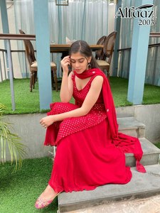 Cómodo uso diario y listo para fiestas Heavy GEORGETTE Bordado Secuencia Trabajo Color rojo Top & Pent con Dupatta para ropa de niñas - Product Image 2