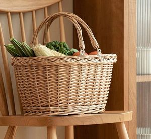 Beau panier en rotin avec finition naturelle faite à la main idéal pour les intérieurs boho ou côtiers de ferme rustique - Product Image 5