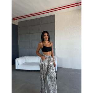 Pantalones Casuales de Satén de Pierna Ancha con Cintura Elástica Alta y Característica Transpirable - Product Image 4