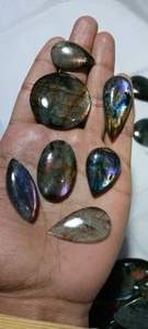 Perles de verre rondes multicolores de haute qualité pour la fabrication de colliers dans un emballage en boîte - Product Image 5