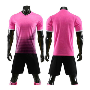 Ensembles d'uniformes de football personnalisables, légers et courts, pour adultes, en tissu respirant et doux, avec logo frontal, design détaillé pour les joueurs de football - Product Image 3