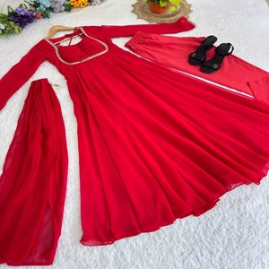 Conjunto de Vestido de Fiesta VASTRA COTTAGE en Falsa Georgette con Pantalón con Bordado de Lentejuelas y Zari, Mangas Bordadas con Moti y Encaje, y Dupatta - Product Image 6
