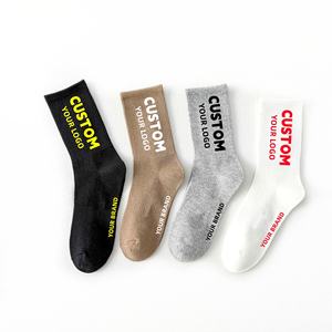 Chaussettes de sport en coton unisexe avec logo personnalisé, respirantes, de haute qualité, streetwear tendance et confortables pour hommes. - Product Image 1