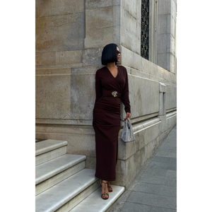 ชุดราตรีสีน้ำตาล คอวี แขนยาว ดีไซน์ยาวแบบจับจีบ พร้อมดีเทลประดับเอว - Product Image 2