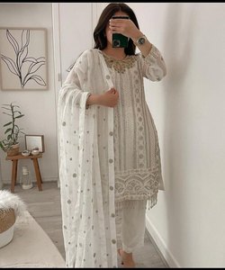 69. ชุดลายดอกไม้เรยอนด้านบน Palazzo dupatta: ชุดลายดอกไม้เรยอนด้านบนชุด Palazzo dupatta ลายดอกไม้และ dupattas - Product Image 3
