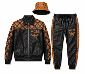 Conjunto Deportivo Ligero de Lujo 2 en 1, Diseño MCM, Estampado Rojo, Tallas Grandes, Unisex, Chaqueta y Pantalones, Talla XL Disponible, Sombrero de Pescador - Product Image 1