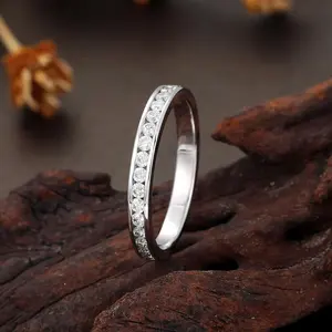 Anillo Apilable de Media Eternidad con Diamantes en Canal, Corte Redondo, Anillo de Moissanita para Regalo de Aniversario - Product Image 5