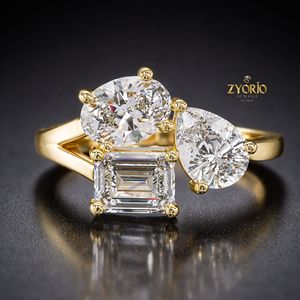 Anillo de Diamantes de Laboratorio de Lujo con Tres Piedras, Corte Esmeralda y Corte Pera, Oro de 14K - Product Image 3