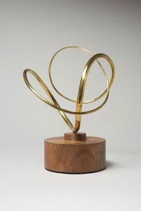 Escultura de metal decorativa de mesa única con patrones en espiral y brillo metálico, ideal para hoteles y restaurantes de espacios de oficina - Product Image 3