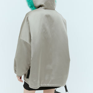 Chaqueta de satén ligera para mujer de tendencia superior con logotipo personalizado Fabricación profesional Diseño universitario transpirable para mujer - Product Image 2