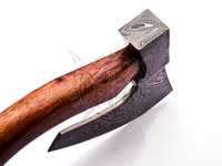 Handgefertigte Damaszener Stahl Doppelklingen-Tomahawk-Axt Eschenholzgriff Maßgefertigte Lederscheide 10 Zoll Lang Outdoor