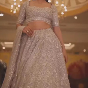 Colección Lehenga Choli de boda de diseñador más hermosa y de tendencia para fiestas de invierno - Product Image 1