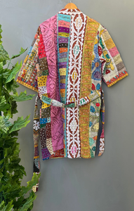 Veste en coton matelassé fait à la main indienne pour femmes Robe Kantha à manches longues avec coupe travail Kimono Design vêtements d'hiver - Product Image 4
