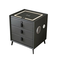 Table de chevet intelligente en bois massif nordique OEM, fabriquée à la main, 3 tiroirs, chargeur sans fil, lampe de lecture LED, style minimaliste, pour hôtel