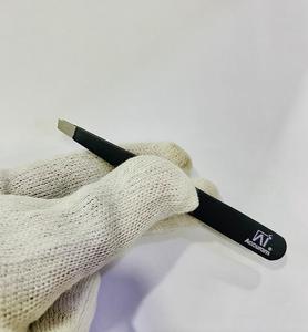 Pince à sourcils à revêtement noir OEM Outil de beauté de précision par Accuram Instruments - Product Image 3