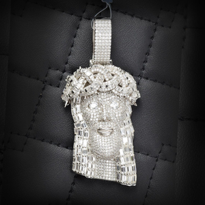 Pendentif religieux en argent avec visage de Jésus et couronne en argent, design glacé - Product Image 1