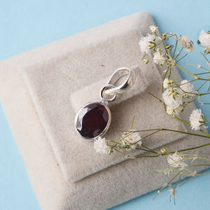 Colgante de Plata de Ley 925 con corte ovalado de granate natural, joyería fina de moda Unisex con ajuste de bisel único - Product Image 1