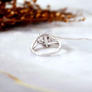 Anillo de Compromiso de Moissanita de 3 Quilates con Engaste de Garra, Diseño Único de Tres Piedras con Espiral, Anillo de Boda RITZIN RIH3206 Rosa - Product Image 3