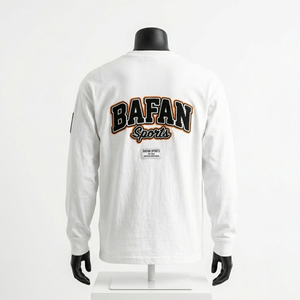 Camiseta de manga larga premium de algodón de 220 GSM, color gris, con parche de chenilla y logotipo serigrafiado. - Product Image 6