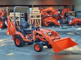 Tractor de jardín Kubota La340 4x4 con cargador frontal y retroexcavadora, color rojo, tractor de ruedas multifuncional - Product Image 4