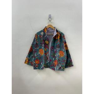 เสื้อแจ็คเก็ตกำมะหยี่พิมพ์ลายดอกไม้สีเขียวอมฟ้าและสีเหลืองซัฟฟรอน งานแฮนด์เมดจากไจปุร์ เป็นมิตรต่อสิ่งแวดล้อม สไตล์ไพรรี่ชิค สำหรับคอลเลคชั่นสวนสีเขียวอมฟ้าในฤดูใบไม้ผลิ - Product Image 3