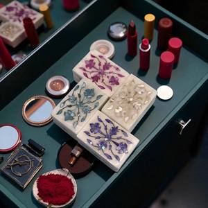 กล่องเครื่องประดับหินอ่อนสีขาวทำด้วยมือพร้อมฝังพลอยสีฟ้ากล่องเก็บหินตกแต่งดีไซน์ลายดอกไม้ - Product Image 1