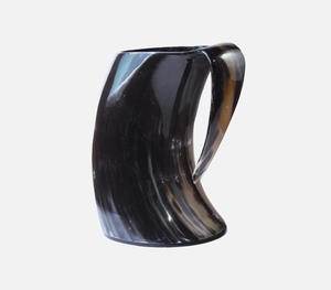 Authentique cornes à boire viking noires polies artisanales avec une poignée unique de couleur ambre, style nordique traditionnel, buffle - Product Image 3