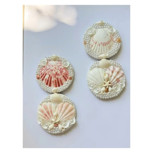 Espejo de concha marina vietnamita hecho a mano con conchas naturales surtidas, el espejo de concha marina decorativo perfecto para amantes de la playa, maquillaje - Product Image 1