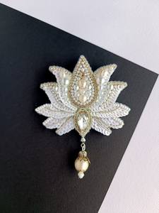 Broches perlées Broche de designer faite à la main. Accessoires de haute qualité. Broche design unique. Baby shower meilleur cadeau. - Product Image 3