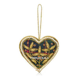 Belle décoration de Noël en forme de cœur en tissu doré fait main avec des fils de zari, multicolores, utilisée pour les décorations de fête d'anniversaire - Product Image 1