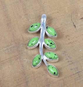 Pendentif en feuille de turquoise verte fait à la main, bijoux en argent sterling 925, cadeau de naissance de décembre pour femmes, collier élégant - Product Image 1