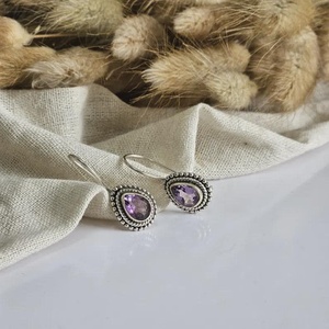 Boucles d'oreilles pendantes en améthyste faites à la main, en argent sterling 925 plaqué or, cadeau pour femme, anniversaire et pierre de naissance de février - Product Image 1