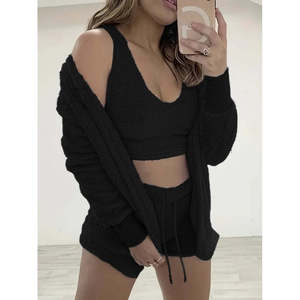 Ensemble trois pièces pour femmes : veste à manches longues, chemisier sans manches en peluche et short, 23209 - Product Image 1