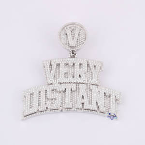 Élégant pendentif lettre classique en or blanc 14 ct avec diamants de laboratoire Bling Bling parfait pour les occasions spéciales - Product Image 1