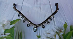 Frontalera para Caballo de Cuero Negro Hecha a Mano con Piedras de Cristal en Forma de Lágrima Colgantes |   Banda Decorativa Premium para la Frente del Caballo - Product Image 6