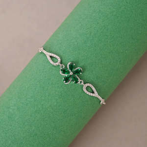 Pulsera de tenis con flor verde chapada en rodio de oro de 14k - Product Image 3