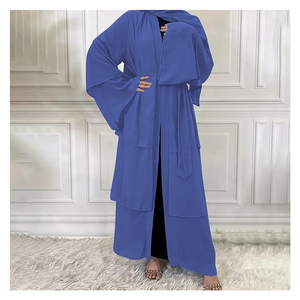 Abaya en crêpe doux pour femme avec une silhouette de manteau moderne et des boutons-pression sur le devant-Une option polyvalente et légère pour les soirées de printemps - Product Image 3