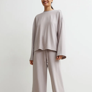 ชุดนอนผู้หญิงลายโลโก้ OEM ดีไซน์ทันสมัย กางเกงขาสั้น ชุดนอนผ้าฝ้าย 100% ใส่สบาย ระบายอากาศได้ดี - Product Image 2