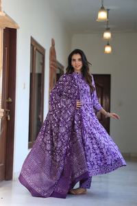 Conjunto Anarkali Tradicional de Algodón Estampado a Mano, Top hasta la Rodilla, Pallu y Dupatta a Juego, Comodidad para Fiestas y Festividades de Diwali - Product Image 2