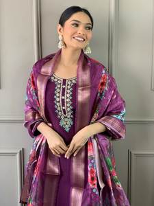 Excellente qualité mariage et festival porter broderie étagère travail et riche combinaison Salwar Kameez avec étole - Product Image 4