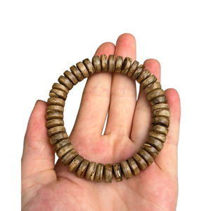 กำไลข้อมือไม้กฤษณาแท้ธรรมชาติ ขายดีที่สุด รูปทรงกลมเรียบ ยืดได้ ผลิตในเวียดนาม พร้อมส่งออก - Product Image 1