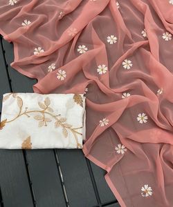 2. Restez à la mode avec nos derniers saris tendances, présentant des motifs modernes et des styles contemporains qui ne manqueront pas de faire tourner les têtes - Product Image 6