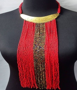 Collier artisanal brodé de perles rouges avec plaqué or et design à franges pour femmes - Product Image 1