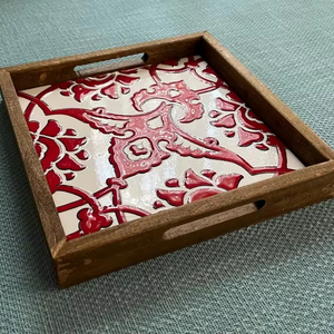 Superbe plateau émaillé floral rouge et crème fabriqué à la main dans un cadre en bois plateau décoratif pour idée cadeau maison - Product Image 1