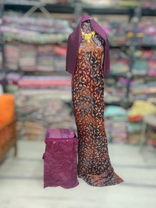 ผ้ากำมะหยี่สีม่วงแดงมาคบาล ดีรัก พร้อมลายปักหัวใจสีทอง และผ้าทวิลล์ลายดอกลาเวนเดอร์ สำหรับชุดแต่งงานเด็กผู้หญิง - Product Image 6
