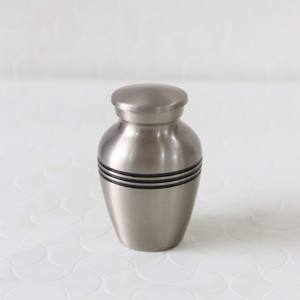 Urna de recuerdo chapada en peltre de latón pequeño de tres bandas para cremación para cenizas funerarias-Exportador de fabricante indio - Product Image 2