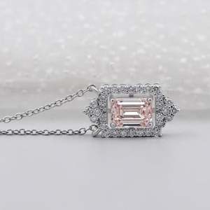 Collar con Colgante de Esmeralda Rosa Rubor Certificado por IGI con Halo de Diamantes Redondos en Oro Blanco de 14k, Forma Geométrica para Compromiso - Product Image 5