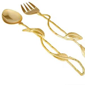 Ensemble de serveurs à salade décoratifs en métal avec manche en forme de branche dorée et feuilles, design luxueux, pour servir le dîner au restaurant, cuillère à salade - Product Image 1