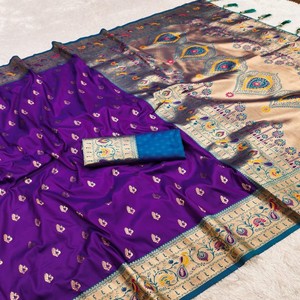 Sari de Seda Paithani Suave VASTRA COTTAGE con Pallu de Pavo Real Meenakari, Borde Tejido Meenakari, Borlas y Blusa en Contraste - Product Image 1