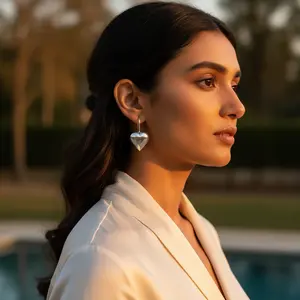 Boucles d'oreilles pendantes en argent 925 pour femmes avec pendentif en forme de cœur et perle d'eau douce plaqué or 18 carats - Product Image 3